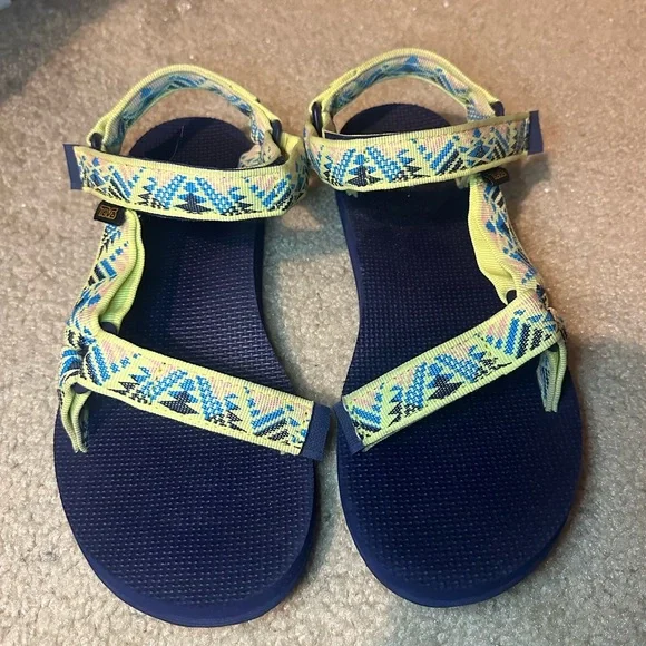 Women’s Teva. Size 9 - Picture 1 of 4